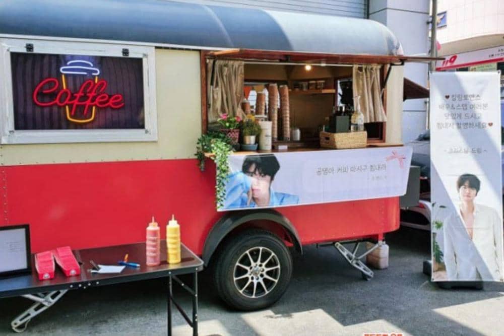 Krystal f(x) dan Gong Myung membuktikan bahwa mereka masih berteman baik!Belum lama ini Krystal mengirim truk kopi untuk Gong Myung di lokasi syuting film 'Killing Romance'. Dalam spanduk yang dipasang di tr.jpg