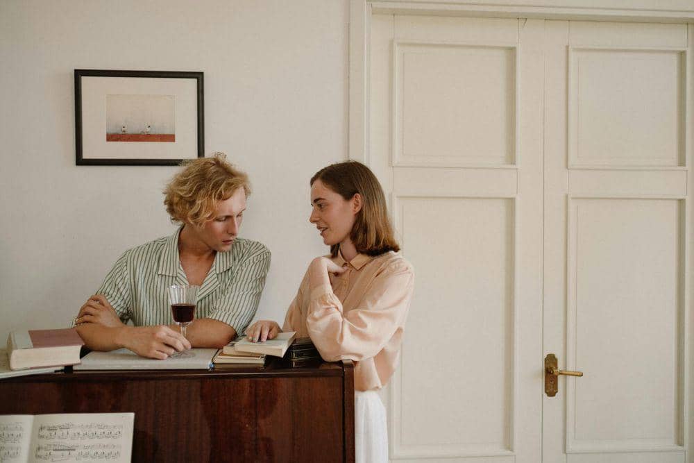 ilustrasi ngobrol dengan pasangan (pexels.com/cottonbro studio)