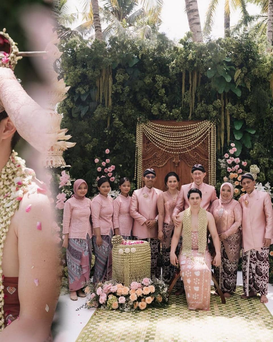 A sacred cleanse before the vow—honored, humbled, and heart full  Photo by @iluminen Wedding Planner @paper_diamonds Ground Handling & Show Runner @innazcommunique Siraman Venue & Catering @theubudvillage De.jpg