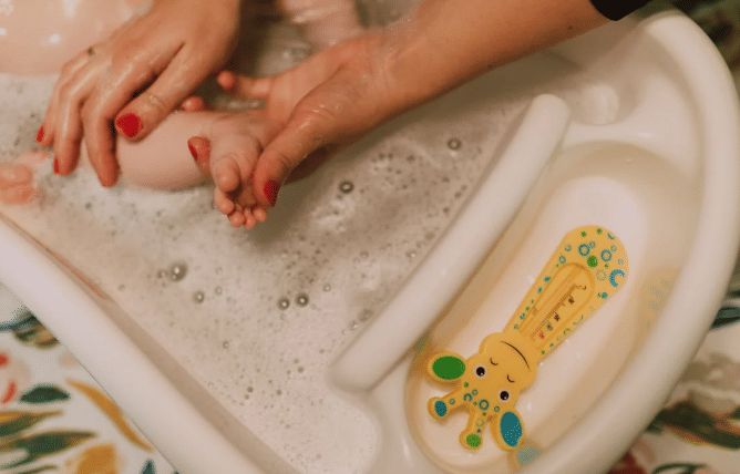 ilustrasi memandikan bayi (pexels.com/rdne)