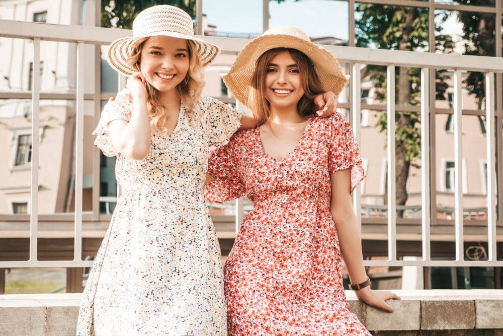 dua perempuan tersenyum