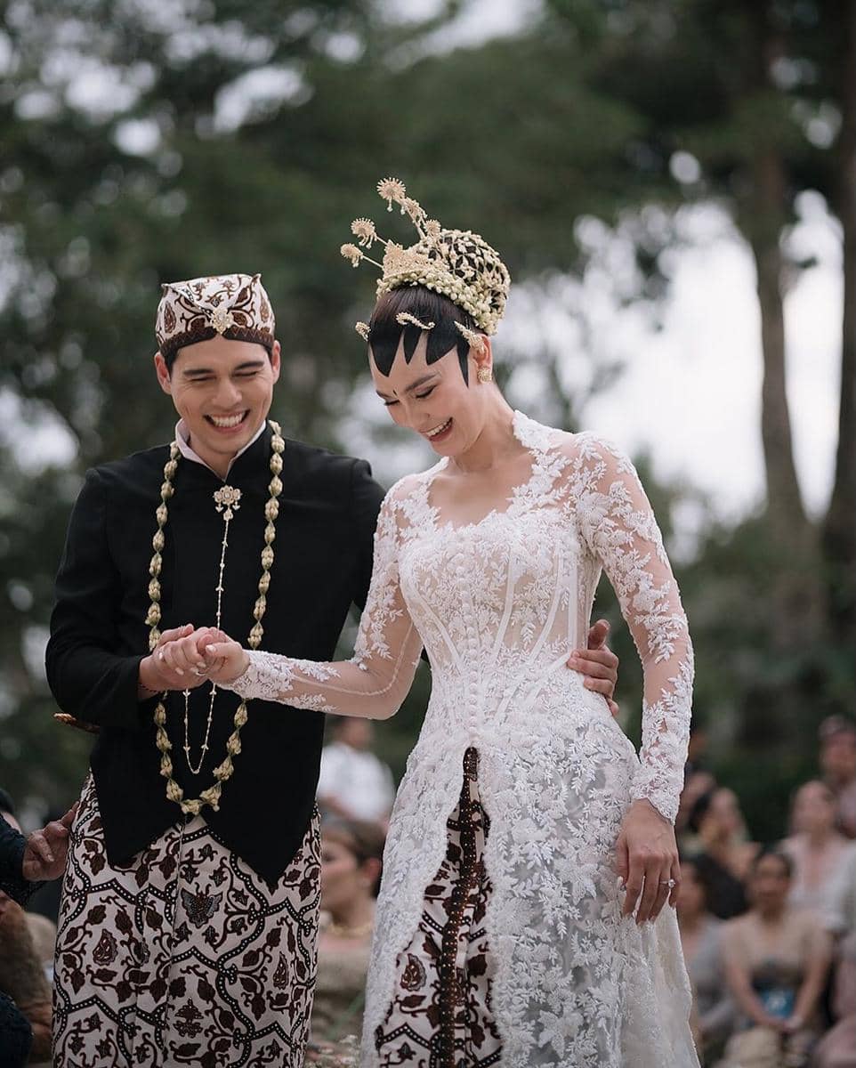 Busana yang elegan, dekorasi penuh statement, suasana penuh cinta, menjadikan hari pernikahan @lunamaya dan @bouttier_maxime kian sempurna!   Pernikahan yang dinantikan akhirnya berlangsung dengan begitu sakral.jpg