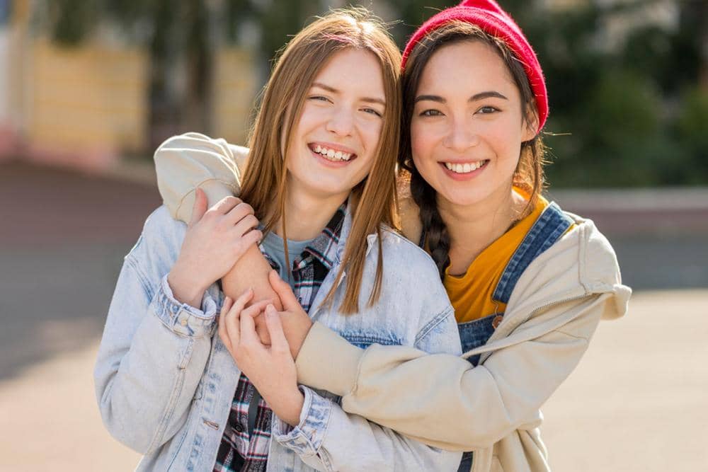 dua perempuan berpelukan