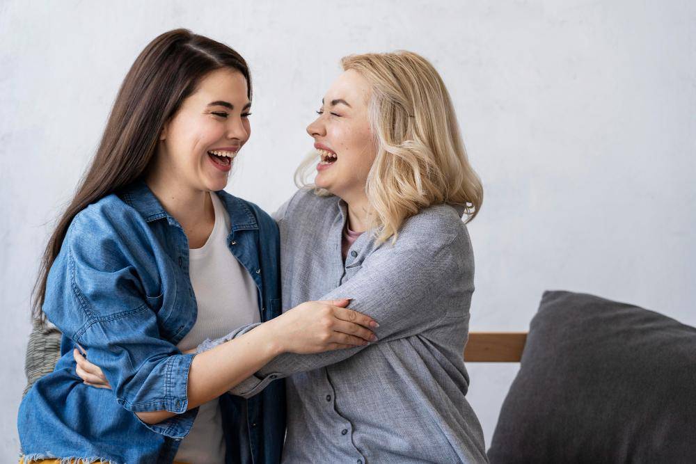 dua perempuan berpelukan