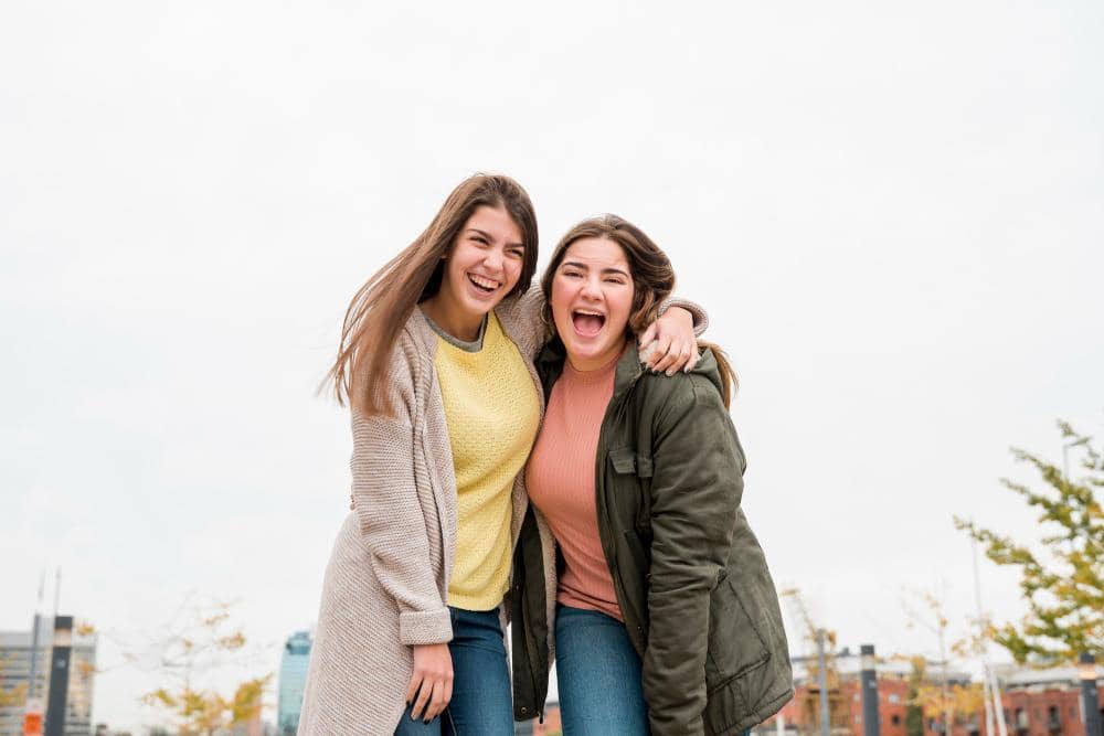 dua perempuan tertawa