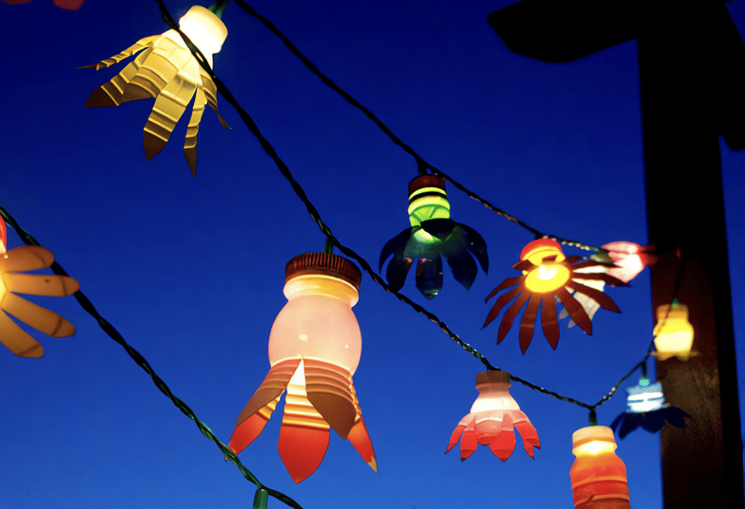 Lampion bentuk bunga dari atas botol bekas