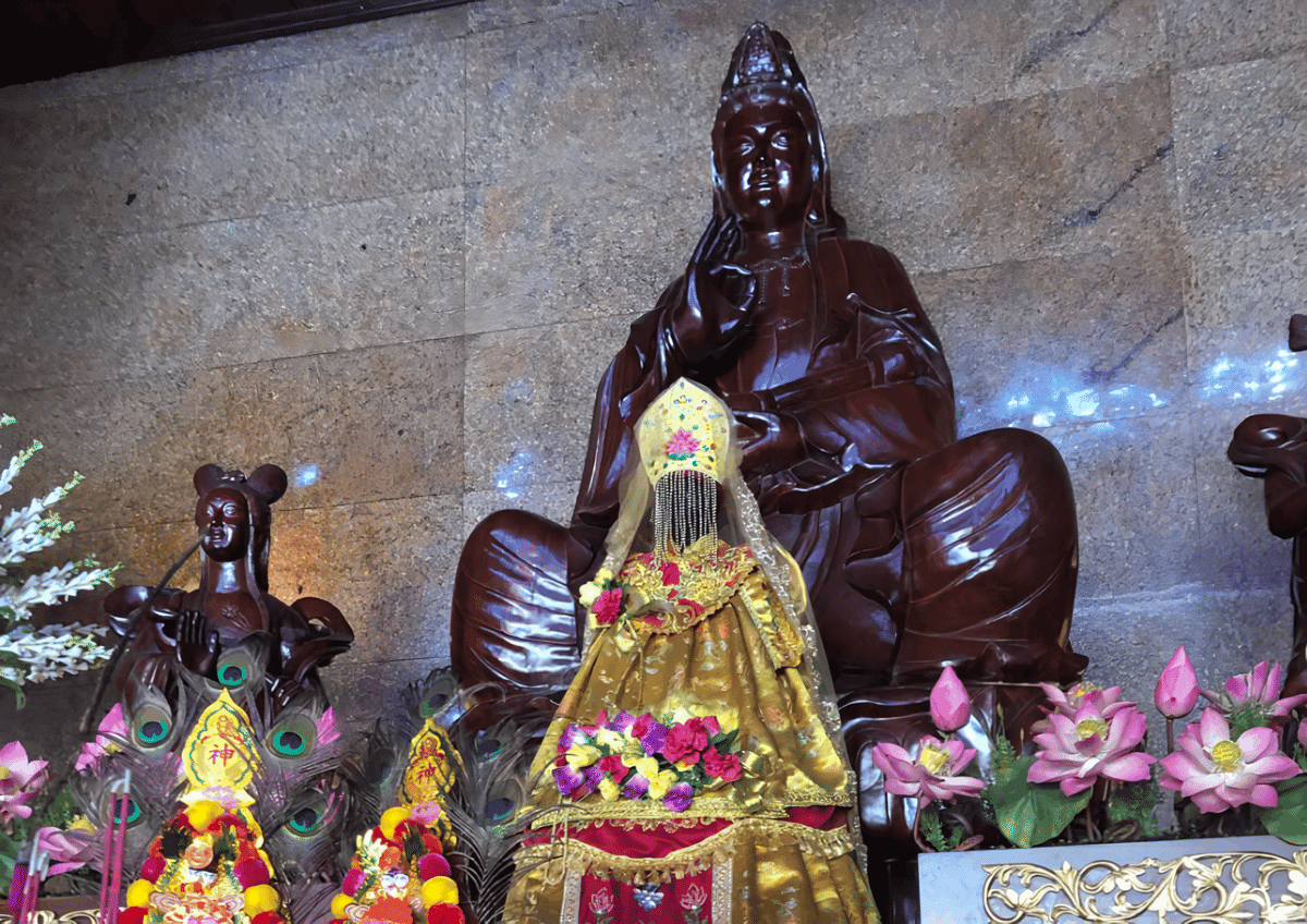 Patung di Vihara Alokivestara 