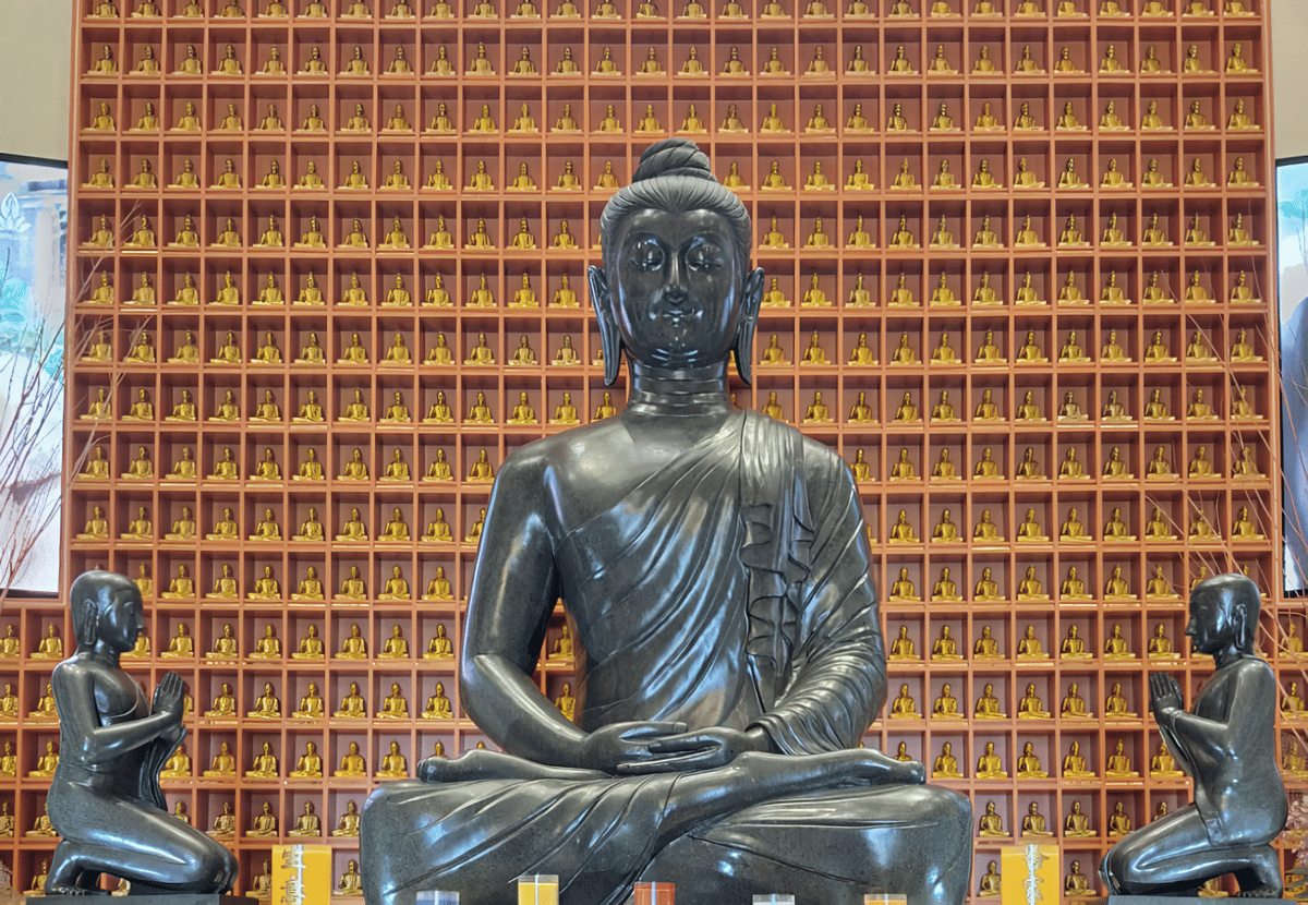 Patung Buddha di Vihara Hemadhiro Mettavati 