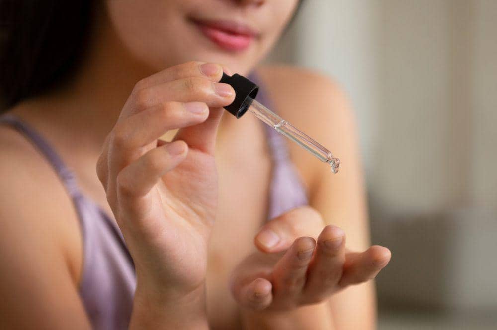 Ilustrasi wanita menggunakan skincare (freepik.com/pikisuperstar)