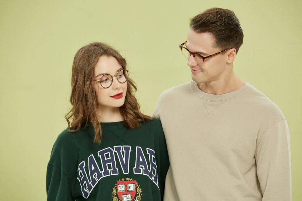 ilustrasi memandang pasangan (unsplash.com/GlassesShop)