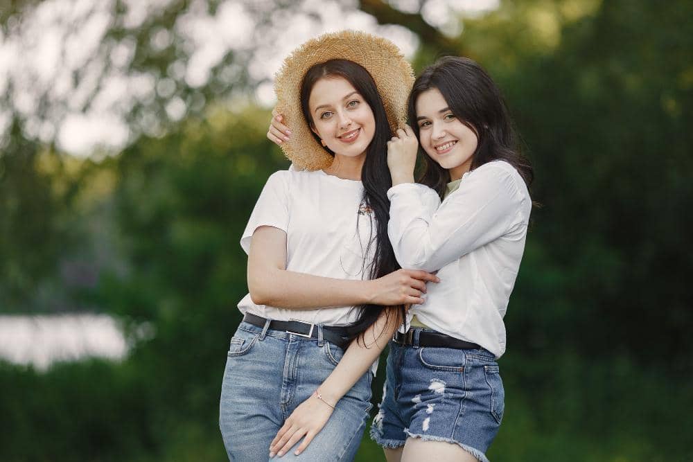 dua perempuan tersenyum