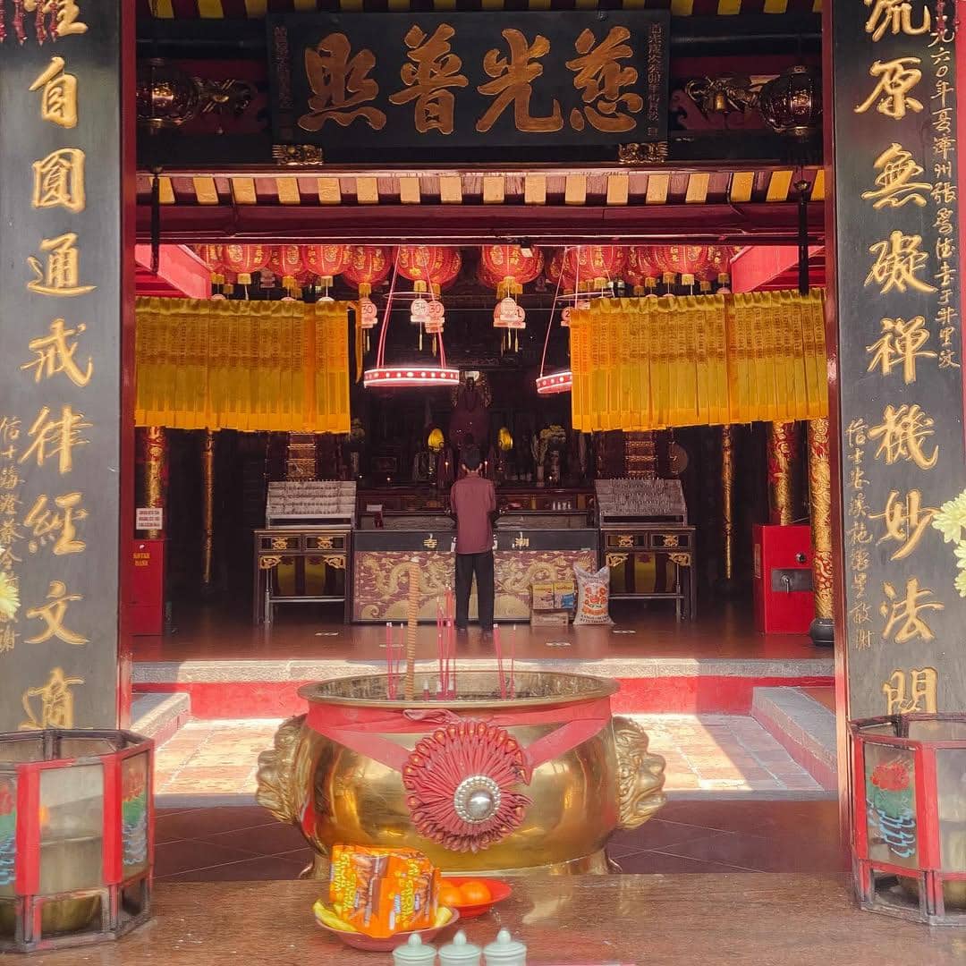 Cirebon tak melulu tentang keraton. Kota Pelabuhan yang memiliki sejarah panjang ini juga jadi tempat bert... dari berbagai penjuru dunia. Salah satunya dari pendatang yang berasal dari Dataran China.Satu tempat yan.jpg