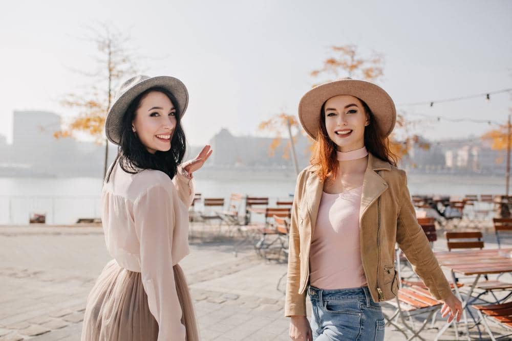 dua perempuan memakai topi