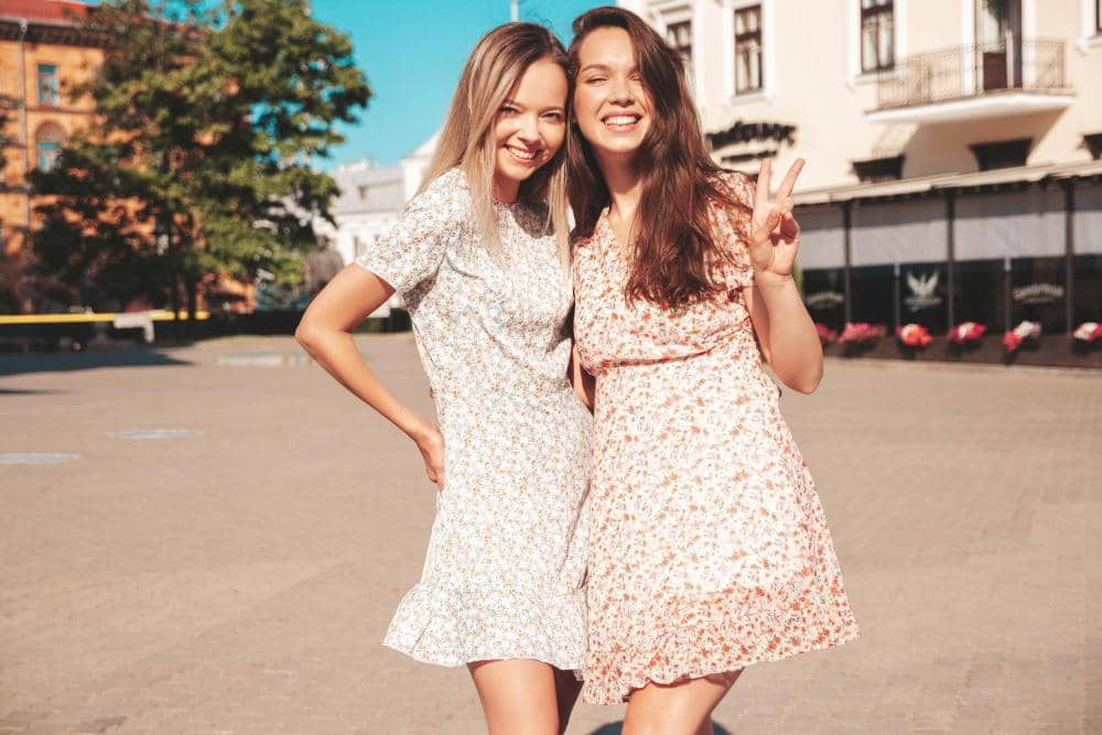 dua perempuan berpose