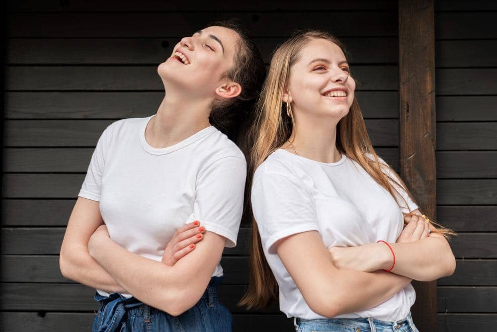 dua perempuan tersenyum