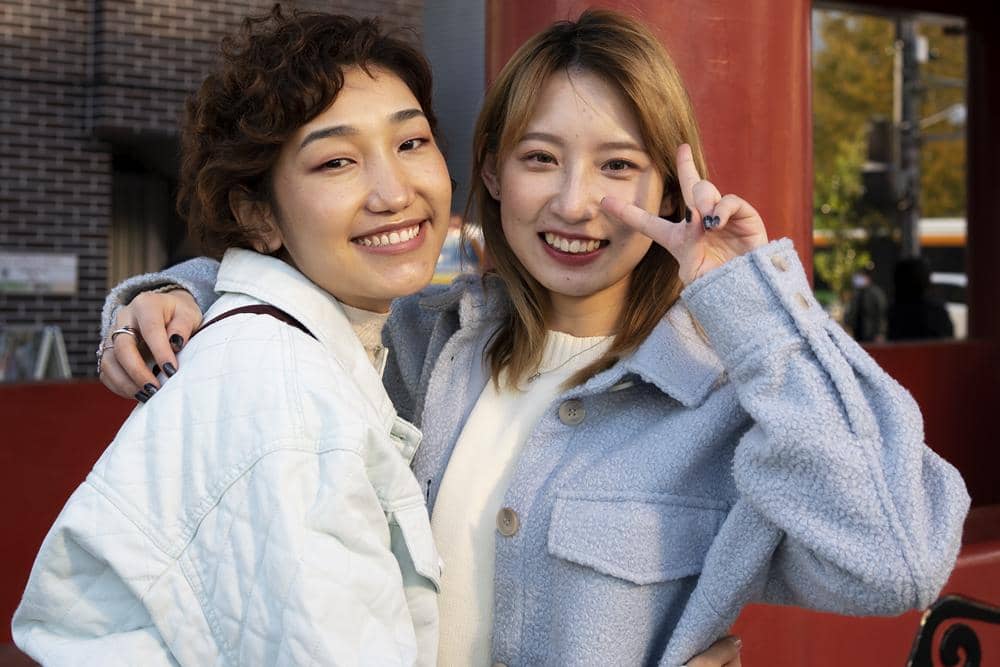 dua perempuan berpelukan