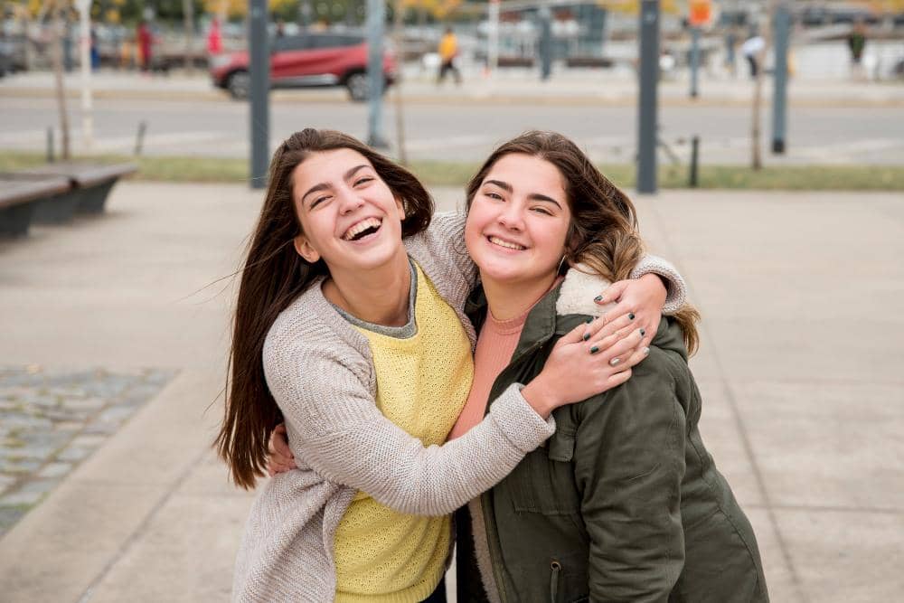 dua perempuan berpelukan