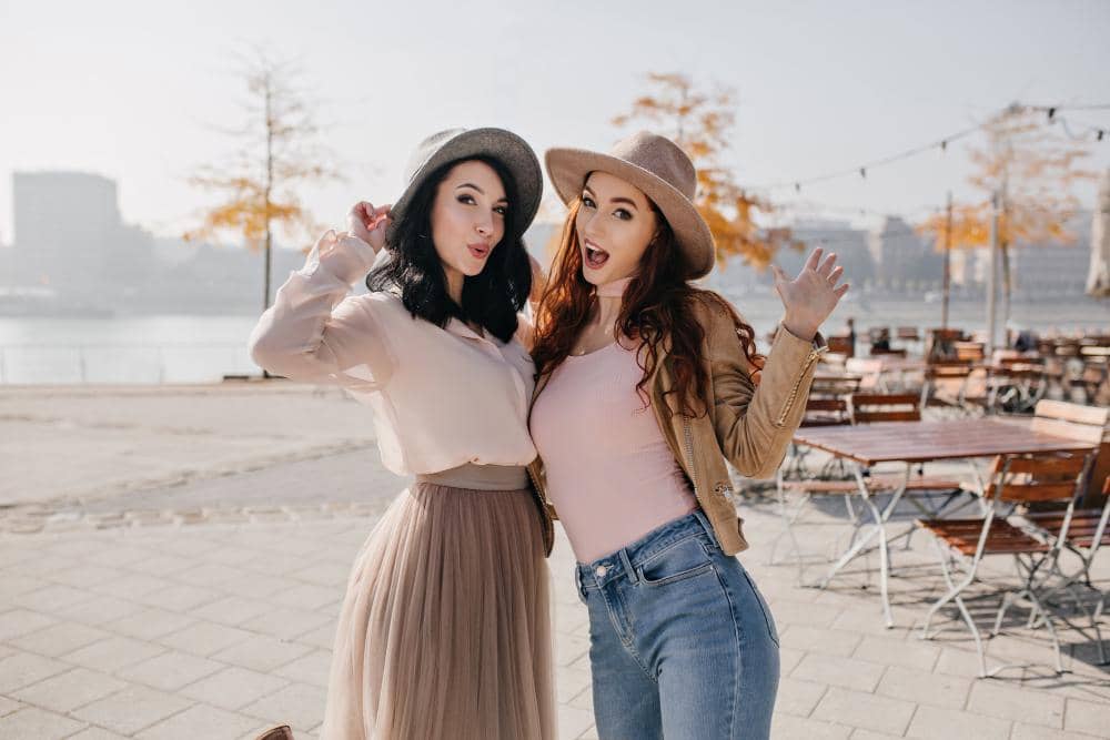 dua perempuan bertopi