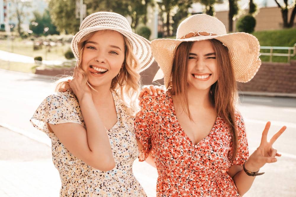 dua perempuan bertopi