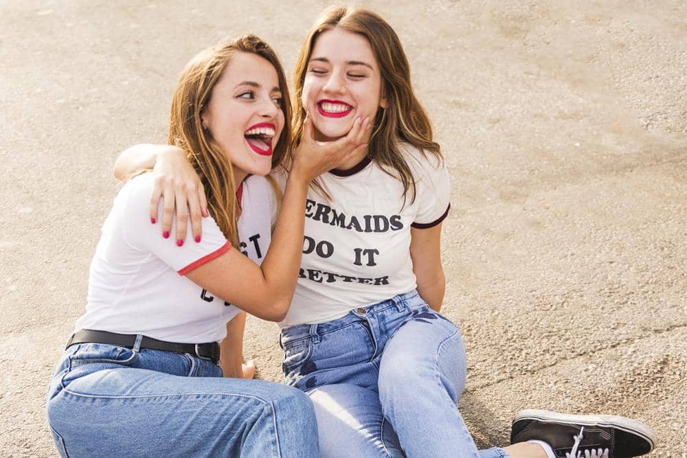 dua perempuan tersenyum