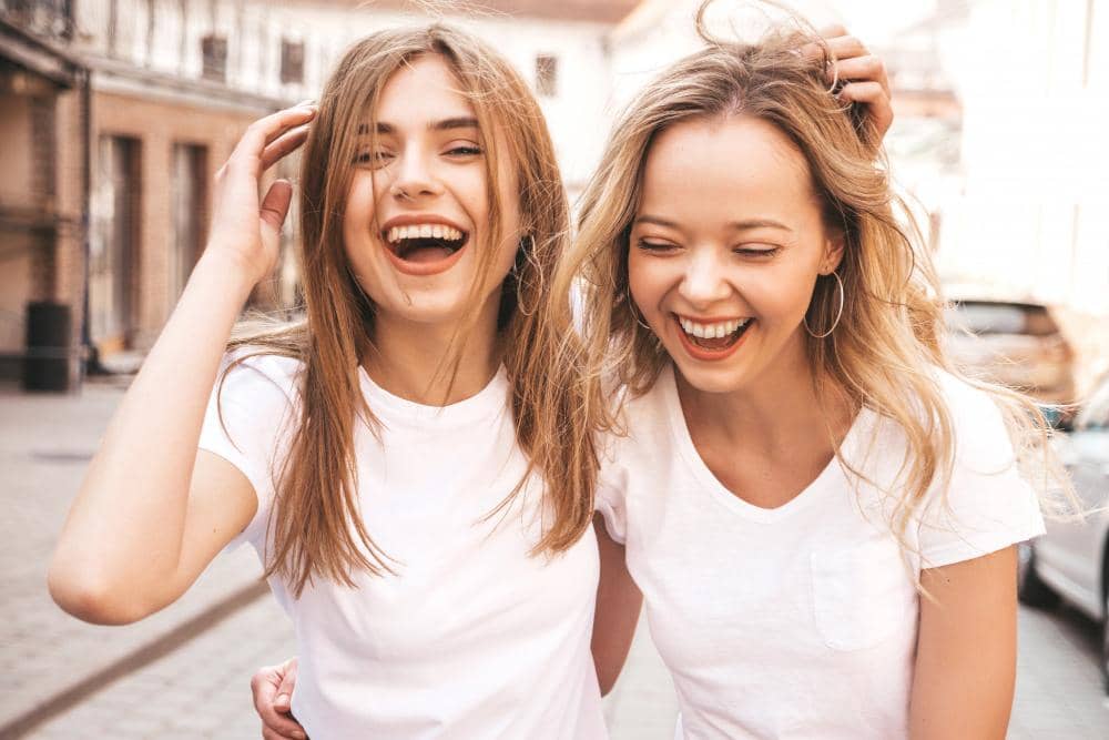 dua perempuan tertawa