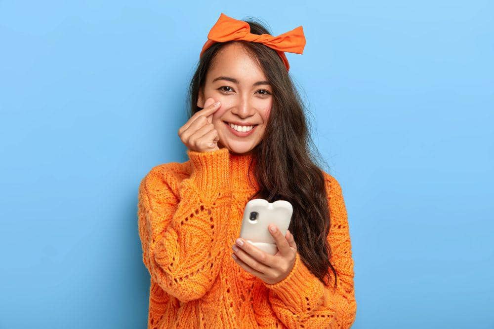 Ilustrasi seorang cewek menggunakan aplikasi ShopeePay (Freepik)