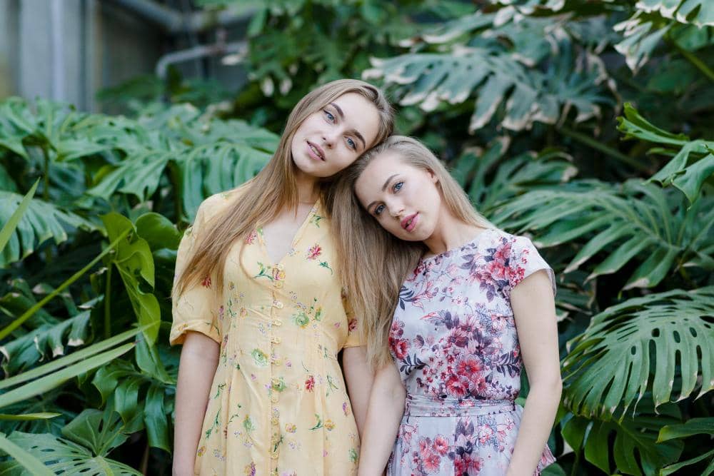 dua perempuan saling menyandarkan kepala