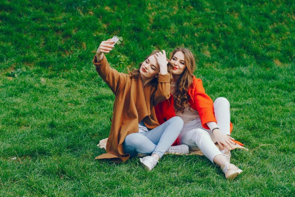 dua perempuan mengambil foto selfie