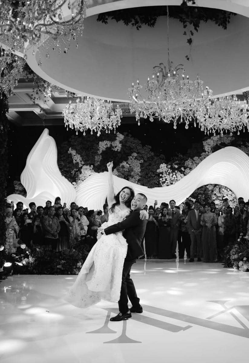 Warna perayaan resepsi pernikahan @celloszxz dan @natashaput dalam hitam putih  Wedding Planner & Organizer @by.hildaOfficial Media Partner @thebridestoryPhotography & Videography @venemapicturesVenue @shera.jpg