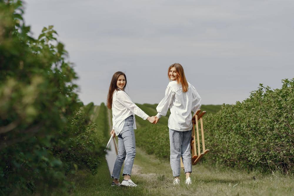 dua perempuan tersenyum