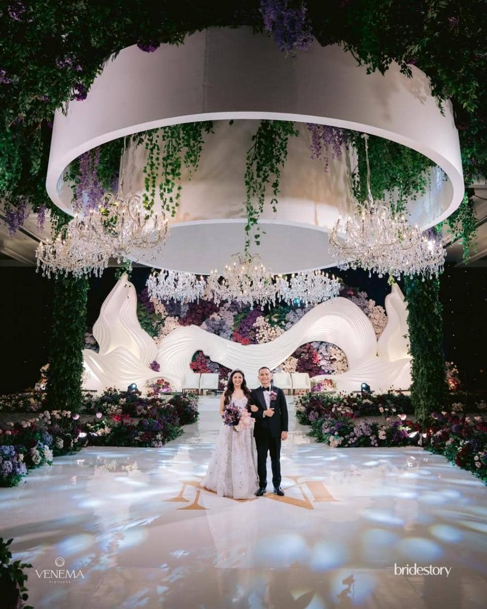 Warna perayaan resepsi pernikahan @celloszxz dan @natashaput dalam hitam putih  Wedding Planner & Organizer @by.hildaOfficial Media Partner @thebridestoryPhotography & Videography @venemapicturesVenue @s (1).jpg