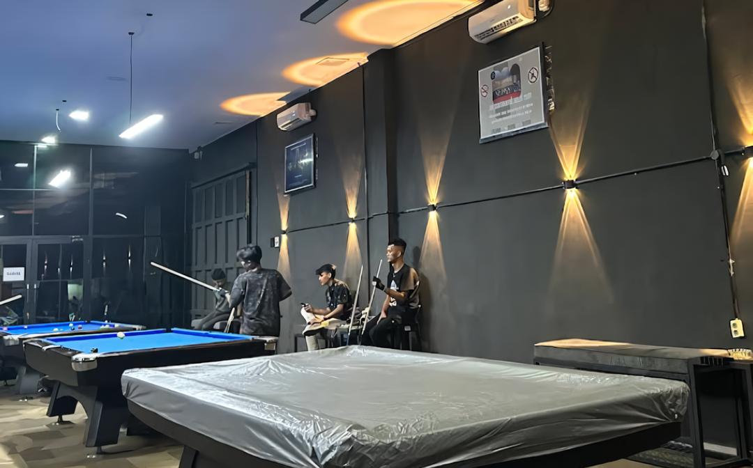 The Continental Cafe & Billiard