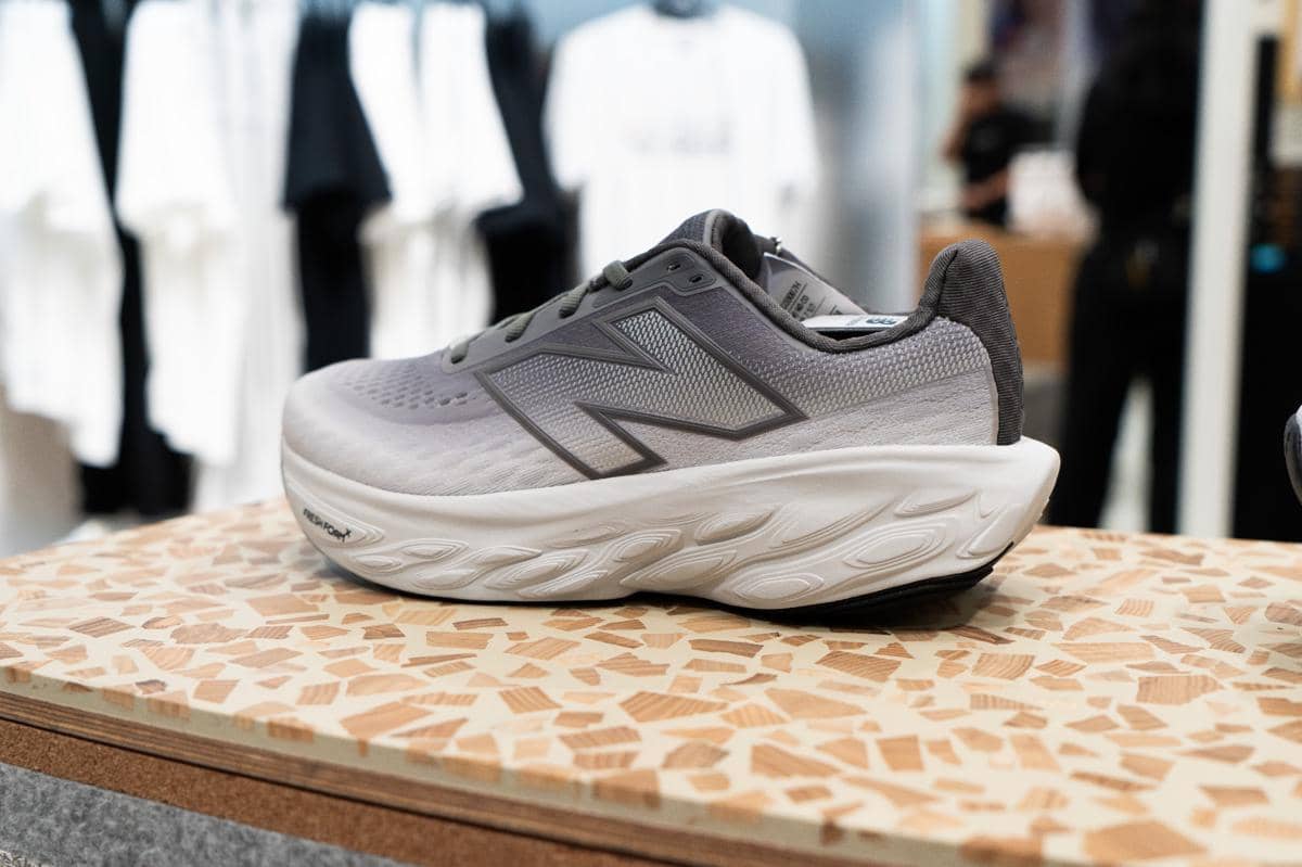 Foto 7. New Balance 1080 1080 v14 edisi Grey Days dengan teknologi Fresh Foam X pada midsole yang sangat empuk dan responsif, serta engineered knit upper yang fleksibel dan mengikuti bentuk kaki. .jpg