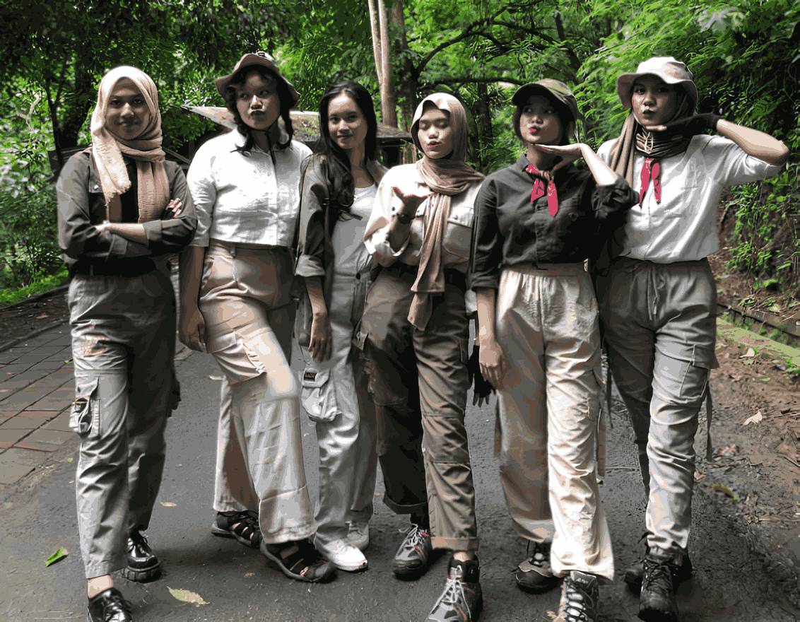 Dresscode eatrhtone hijau dengan nuansa petualang