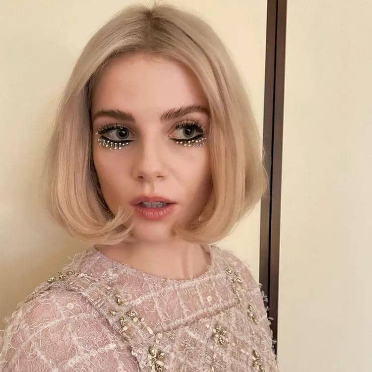 model rambut belah tengah 