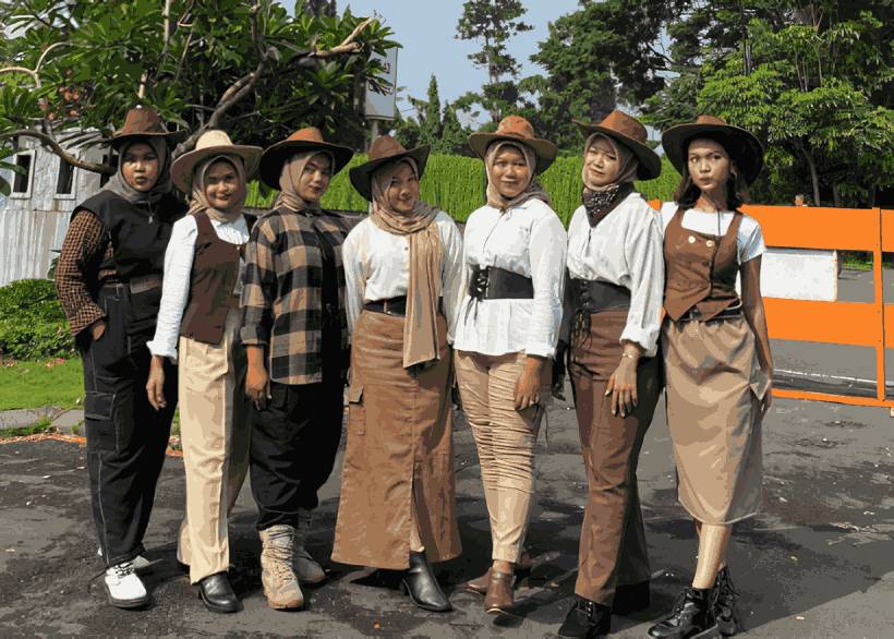 Dresscode earthtone dengan nuansa koboi
