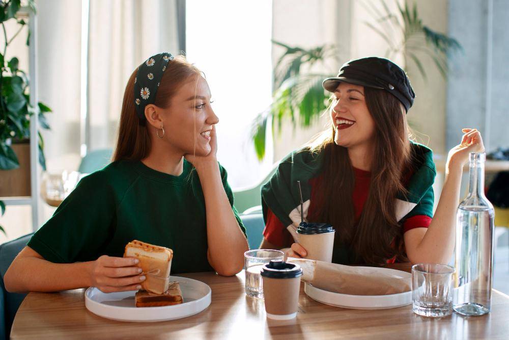dua perempuan di cafe