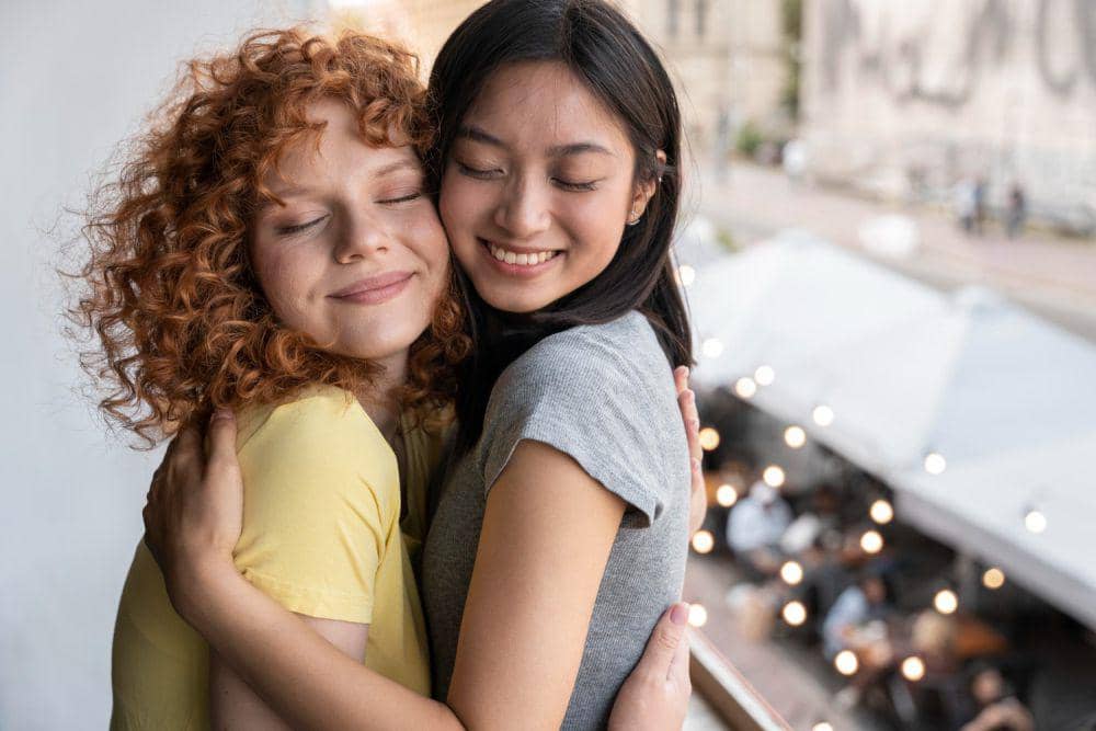 Ilustrasi wanita berpelukan dengan sahabat (freepik.com/freepik)