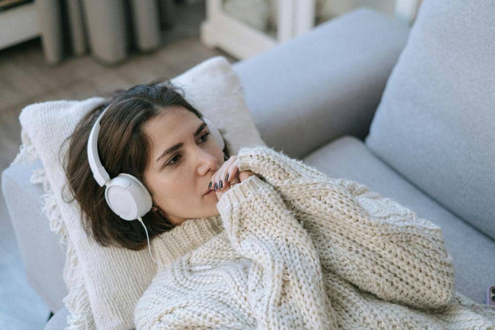 ilustrasi mendengarkan lagu mellow untuk move on (Pexels.com/Ivan Samkov)