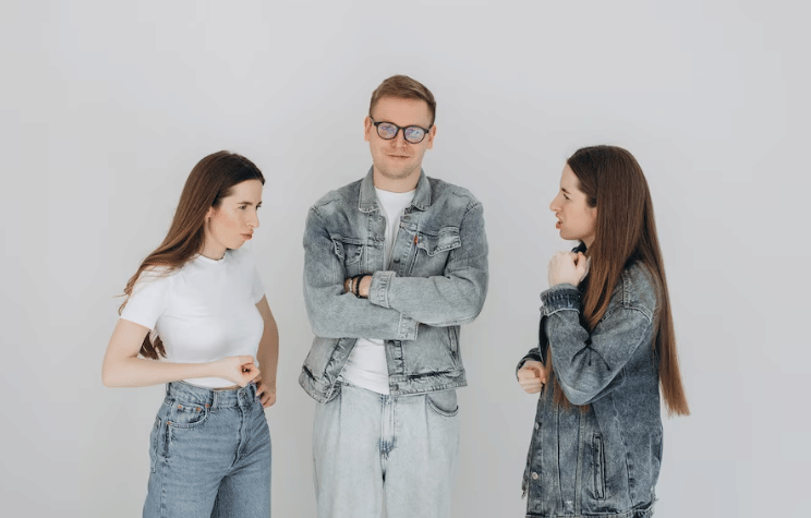 Posesif pada orang terdekat (freepik.com/ALEXSTUDIO)