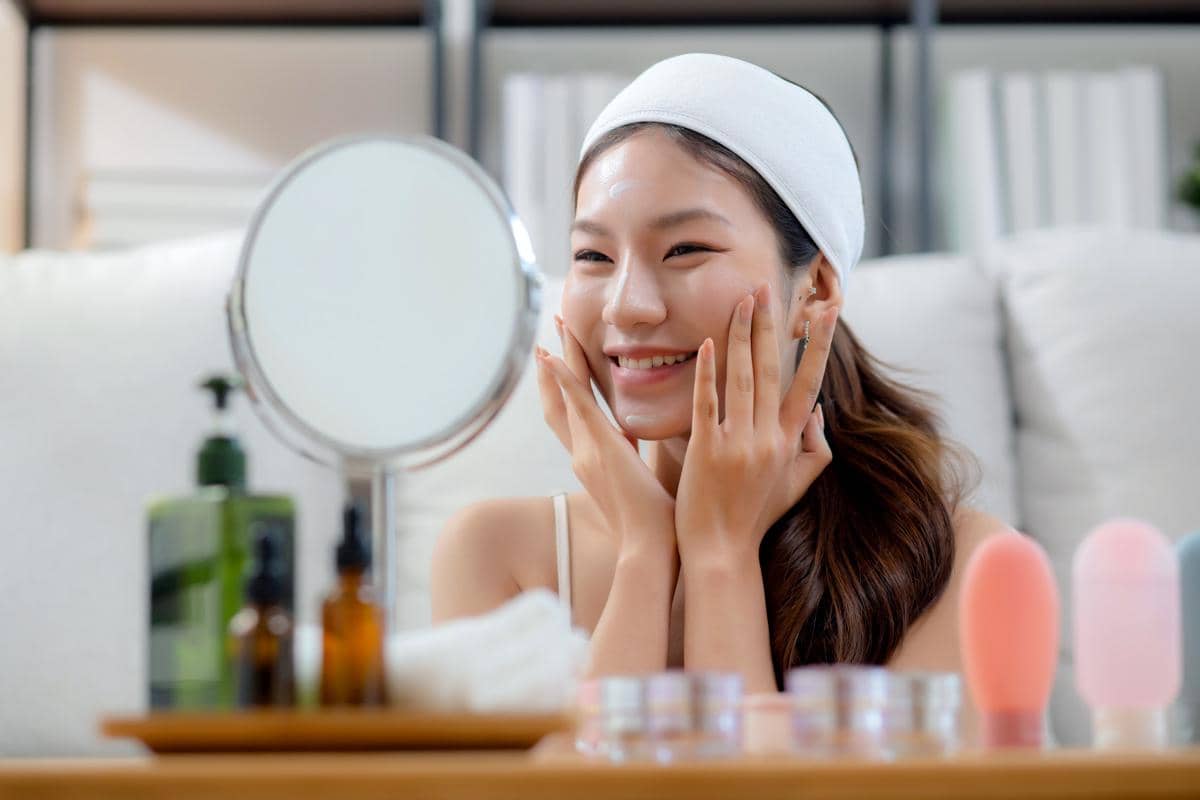 Ilustrasi seorang perempuan sedang skincare-an.