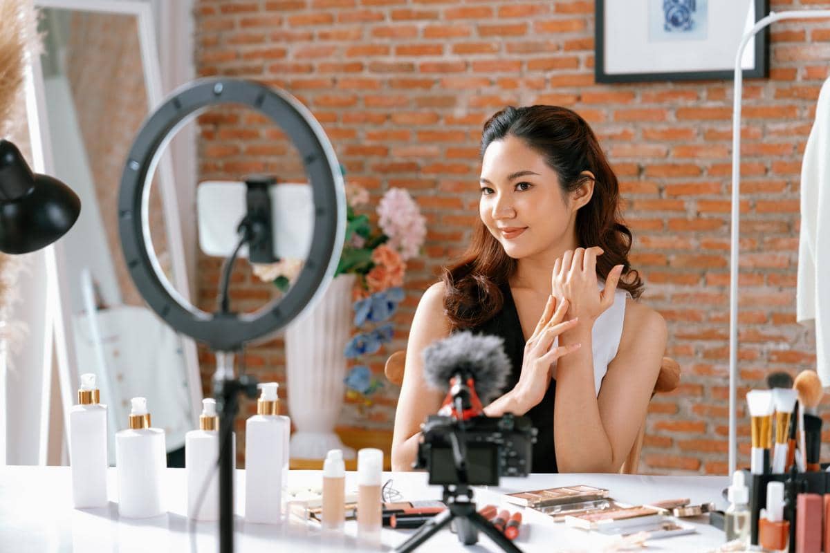 Ilustrasi seorang perempuan sedang memilih makeup.