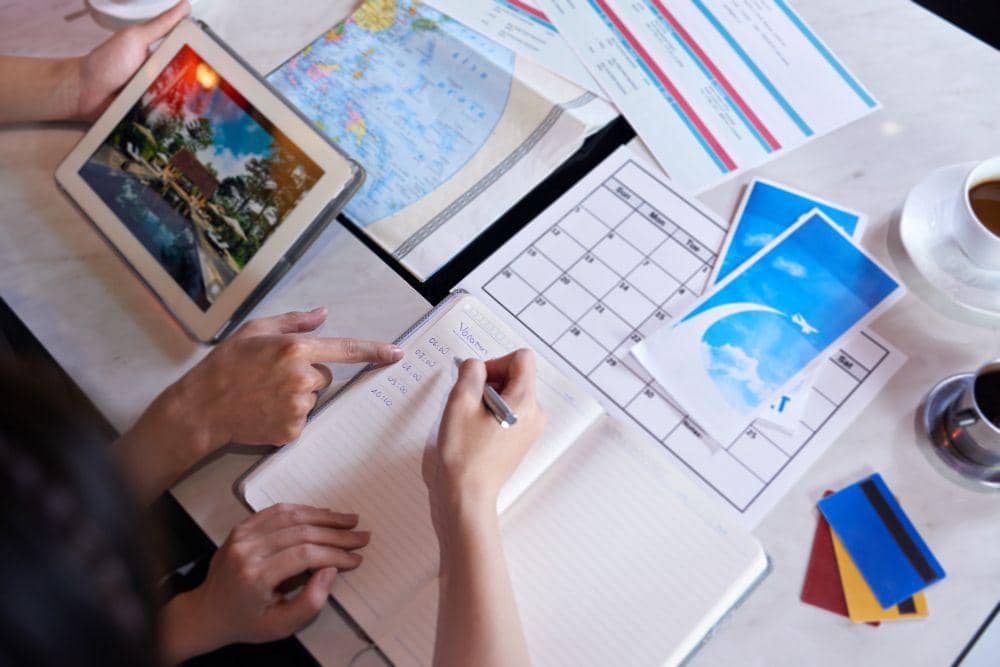 ilustrasi dua orang sedang membuat itinerary. (Freepik/pressfoto)