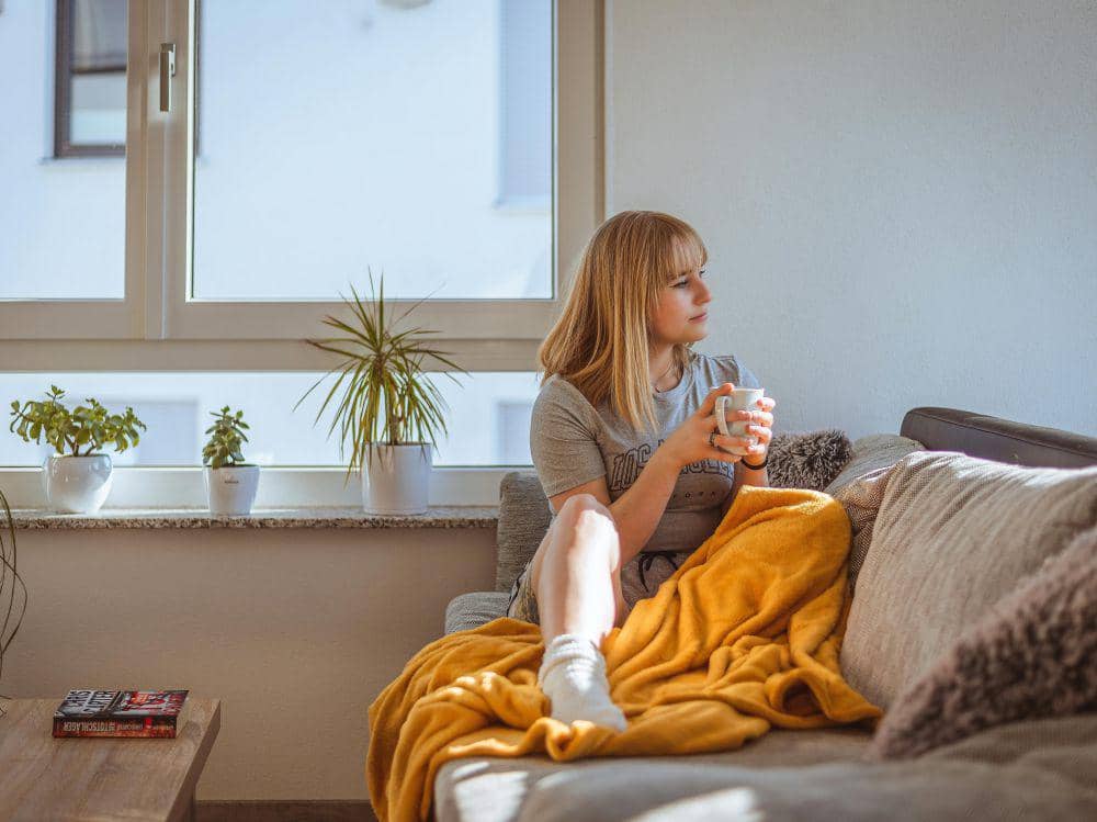 ilustrasi perempuan duduk di sofa 