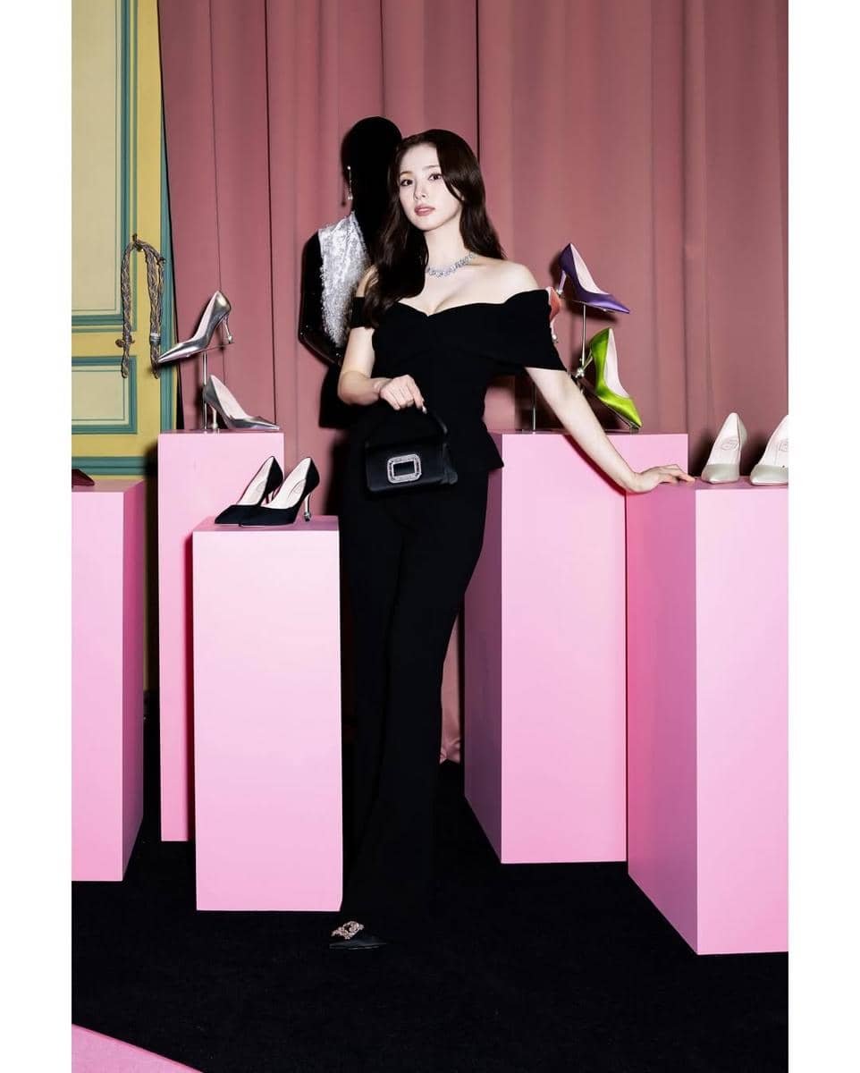 #RogerVivier #GherardoFelloni #LaRoseVivier #FW25 @rogervivier @gherardofelloni.jpg