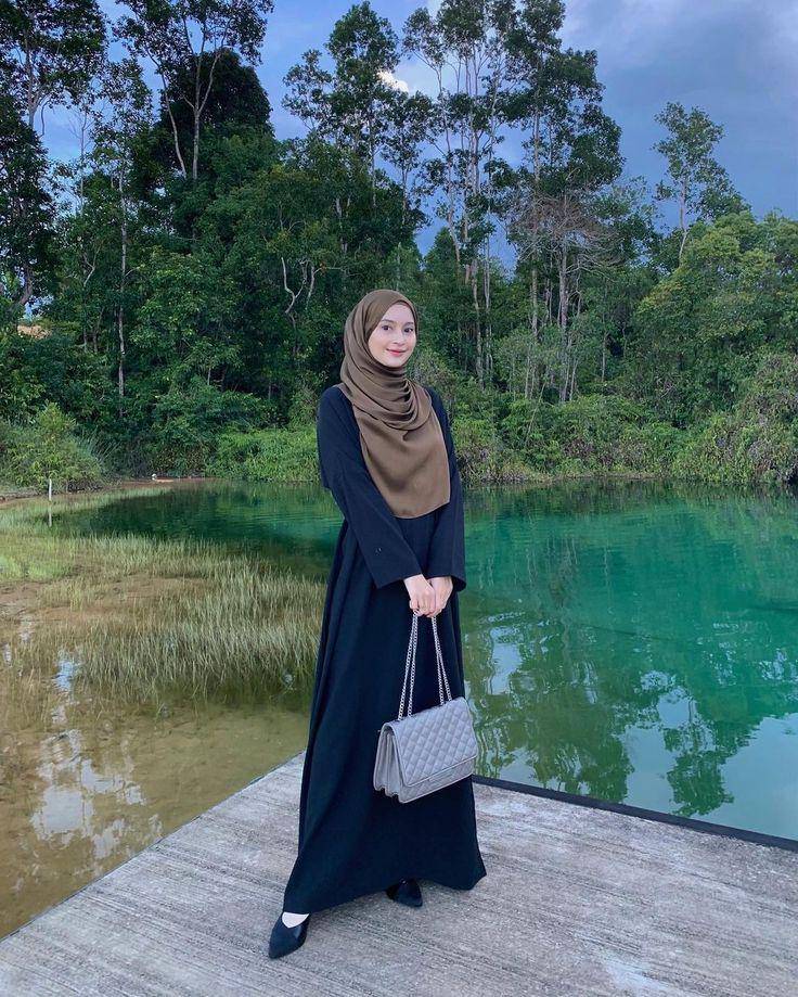 baju navy cocok dengan jilbab warna apa