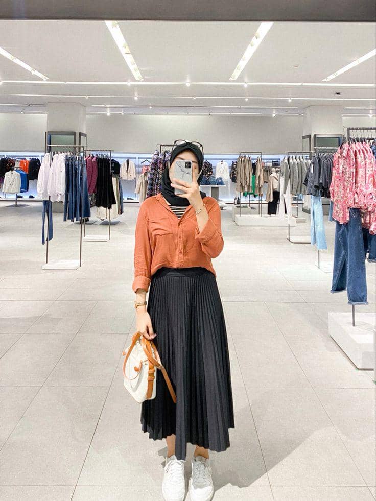 10 OOTD Rok Plisket Hitam dan Kemeja, Simpel tapi Stylish! | Popbela.com