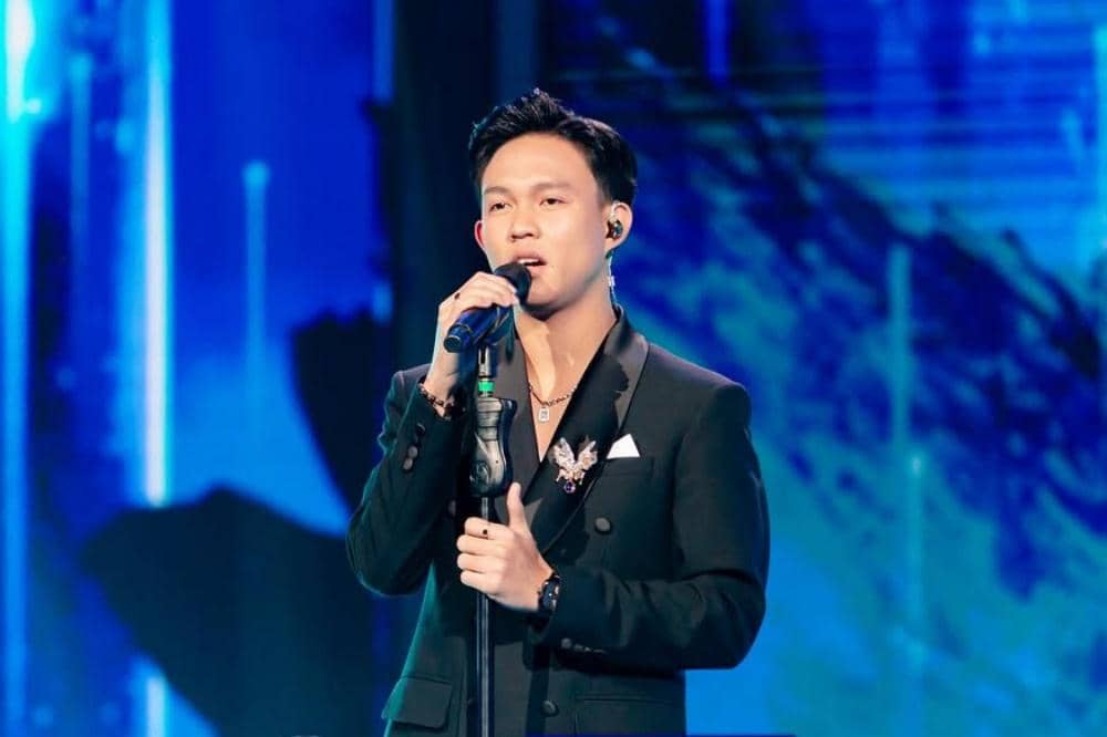 MEMUKAU! Suara Fajar @fajarnurdiansyah_ dinilai akan menduduki tangga-tangga musik Indonesia! Pesan dan color Fajar menyanyikan 'Mati Satu Tak Tumbuh Lagi' dari @barsenabest sungguh TERBAIK! Kalau kata bang .jpg