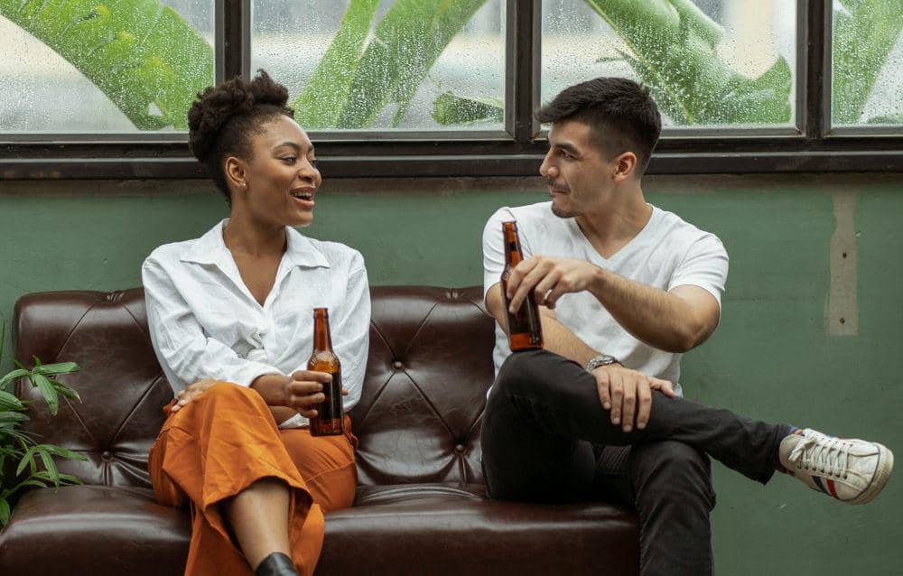 ilustrasi mengobrol (pexels.com/Ketut Subiyanto)