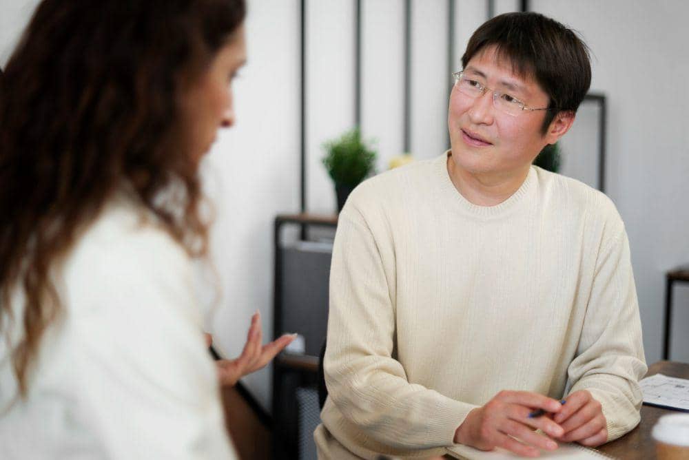 Ilustrasi ngobrol dengan rekan kerja (freepik.com/freepik)